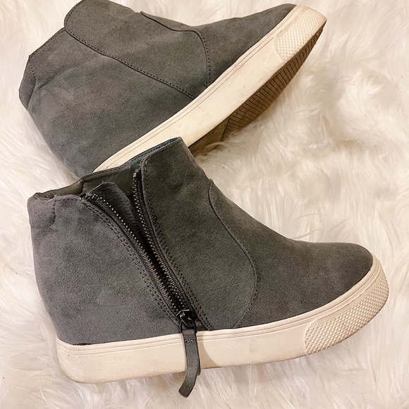 Universal Thread Hidden Heel Sneakers W/ Zipper - Picture 2 of 3